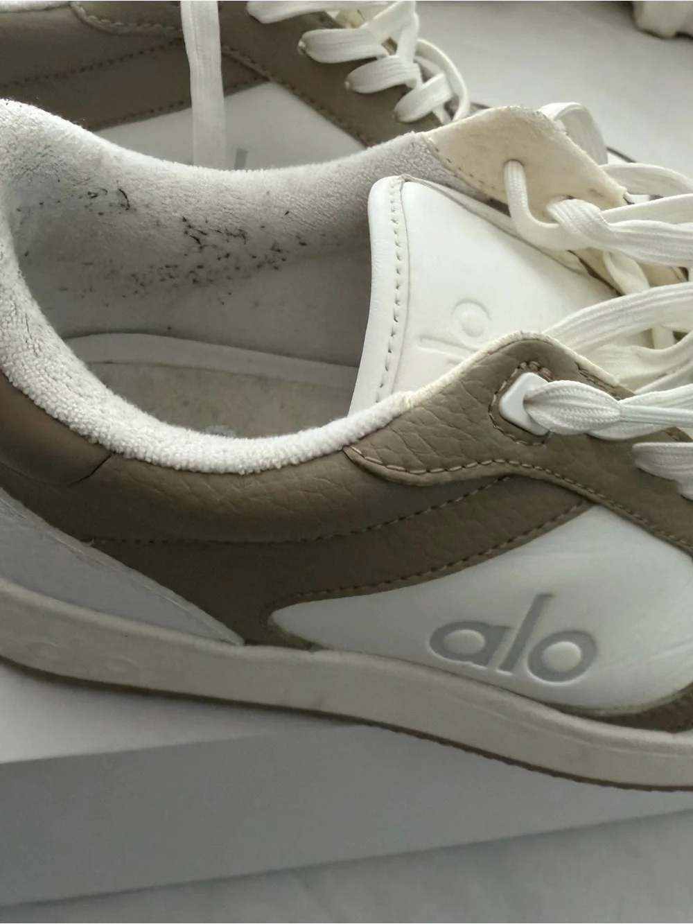 ALO Yoga Women’s recovery mode sneaker